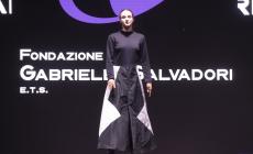 Eleganza e linee decise, ecco  i vestiti presentati alla sfilata in ricordo di Gabriele Salvadori  - Le foto 