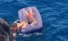 Bimbo di 5 anni finisce al largo col materassino: salvato