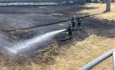 A fuoco un campo a lato della tangenziale: chiusa l'uscita dal Centro Torri