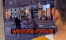 Rissa furibonda e poi il  pestaggio in via Gramsci: il video.  Salvini lo riposta:  "Inaccettabile: tolleranza zero per questi criminali"