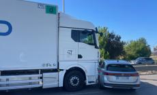 Spaventoso incidente in tangenziale: scontro auto-camion - Foto