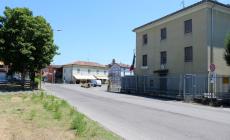 Rovinosa caduta, questa mattina, per un anziano, di fronte alla caserma dei carabinieri di Polesine Zibello
