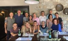 Foto di classe con la maestra dopo 50 anni 