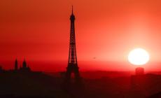 La Tour Eiffel chiusa per il caldo. In Francia allerta rossa anche domani: ospedali pronti all'emergenza 
