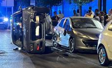 Paura in piazzale Pablo: auto si ribalta in mezzo alla strada e va a sbattere contro un veicolo parcheggiato