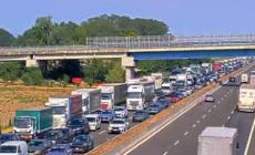 Mattinata da incubo  in A1 tra Fiorenzuola e Parma (verso Bologna), prima un uncidente a Fontanellato poi il traffico intenso: code e rallentamenti