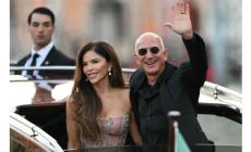 Nozze Bezos-Sanchez, manca un vestito e poi c'è il mistero su un''imbucata'