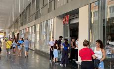 Black out in via Mazzini, un negozio di vestiti completamente al buio