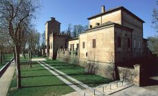 San Secondo, si ferisce in piazza della Rocca mentre lavora