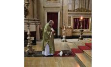 E durante la messa spunta Adam, l'amico a quattro zampe di don Cocconi