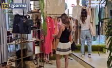 Tutto pronto nei negozi: domani iniziano i saldi estivi con tante occasioni