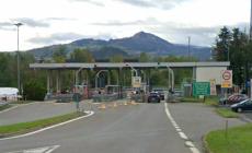 Auto sbatte contro il guard rail sull'Autocisa a Fornovo