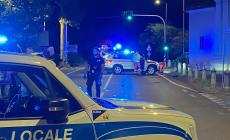 Paura in via Mantova, auto taglia la strada a una moto e fugge via: gravissimo il centauro 