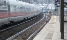 Stazione di Parma, due treni sui binari… E c’è un “intruso" che attraversa