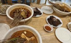 Tappa a Chongqing, "pausa pranzo con...spiedini di scorpioni"  - Foto