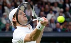 Wimbledon, Sinner ai quarti ma stavolta &egrave; vincente il colpo di fortuna: Dimitrov domina ma si ritira in lacrime per un problema fisico 