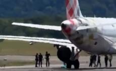 Uomo risucchiato da motore aereo, 'è scappato agli steward' - Video