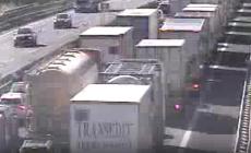 Camion di sabbia si ribalta in A1, code nel Reggiano. Traffico in tilt sulla tangenziale di Parma