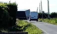 Gainago, un altro camion fuori strada: ieri lo stesso incidente