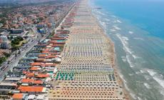 Minorenne scoperto a rubare ferisce 3 persone in uno stabilimento balneare a Viareggio