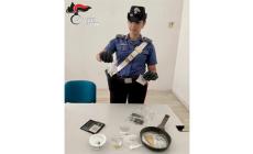 Nasconde la cocaina nel reggiseno e altre droghe a casa: arrestata 22enne della Bassa, denunciato il compagno 20enne 