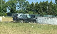 Strada Argini, schianto contro la barriera di cemento della tangenziale: un ferito al Maggiore