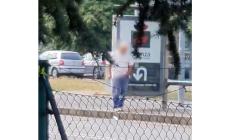 "Si è abbassato i pantaloni rivolgendomi frasi oscene: mi sono difesa con lo spray al peperoncino"- Video