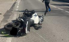 Sempre grave il motociclista: la caduta  davanti alla moglie e del figlio che lo seguivano in auto