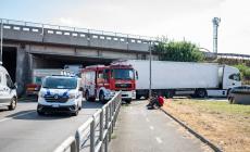 Bici travolta da un tir: un ferito grave 