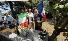 La presa della bottiglia da Ivan, scatti di bollicine, qualità e... amicizia - Le foto