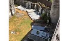 Prenotano una stanza... e la vista "panoramica" &egrave; su un cimitero- Video