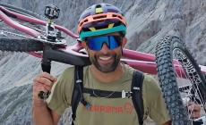 Il biker influencer Andreas Tonelli muore dopo una caduta in bici in Val Gardena 