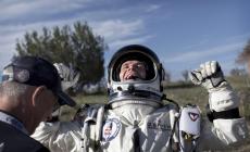 Ha un malore, precipita col parapendio e muore: addio a Felix Baumgartner, icona delle imprese estreme 