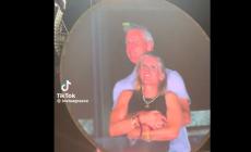 Sospesi dai loro incarichi Andy Byron e Kristin Cabot, il ceo e la collega ripresi al concerto dei Coldplay - Video 