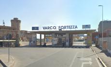 Allarme bomba a bordo di un traghetto a Livorno, controlli in corso