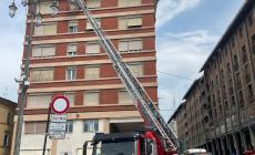 Tragedia sfiorata in Ghiaia: cadono calcinacci, arrivano i vigili del fuoco - Le foto