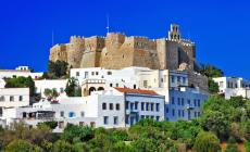 La magia  dell'Egeo:  a Patmos l'isola sacra  che ti fa innamorare 