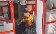 Circumvesuviana, fiamme su un treno: paura e disagi per gli utenti. Ripresa la circolazione