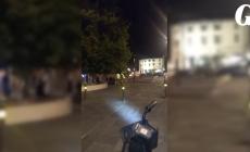 Prima gli insulti, poi pugni e cinghiate fra due "bande" rivali: parapiglia fra piazzale Santa Croce e via D'Azeglio - Video