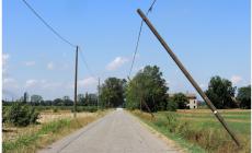 Forte vento, problemi nella Bassa: piegato anche un palo della luce