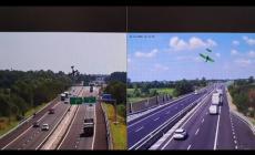Precipita ultraleggero nel Bresciano: il video dello schianto in autostrada, poi le fiamme - Video