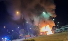 Rogo nella notte allo Spip: a fuoco due furgoni vicino ad Amazon - Video: le fiamme e l'intervento dei vigili del fuoco 
