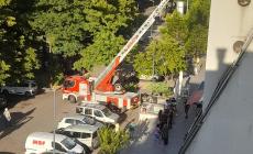 Via Sidoli, vigili del fuoco e 118 in azione per soccorrere una persona all'interno di un appartamento