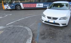 Via Emilio Lepido, quelle righe blu al capolinea del &laquo;3&raquo; e fino alla tangenziale. Mai entrate in funzione, per&ograve; 