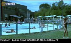 Una domenica in piscina tra tuffi e divertimento - Video