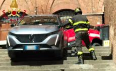 Si affidano al Gps e finiscono con l'auto sulla scalinata a Siena