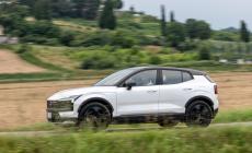 Volvo EX30 adesso è anche Cross Country