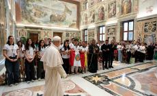 Il Papa a sorpresa in Piazza San Pietro per salutare i giovani: Gridiamo per la pace nel mondo"