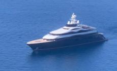 Tra Procida e Ischia spunta il giga yacht di Mark Zuckerberg: ma di lui... nessuna traccia
