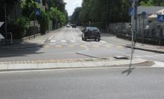 Abbattuto un cartello nella nuova (e criticata) rotatoria di via Mantova - Le foto